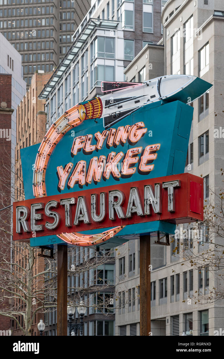 Flying Yankee Restaurant anmelden. Die Leuchtreklame leuchtet in der Nacht, siehe RGRN 9C und RGRNEC. Zusammen auf Rose Fitzgerald Kennedy Greenway erhalten. Stockfoto