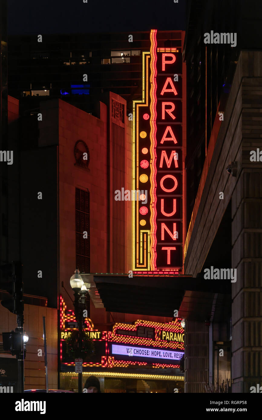 Leuchtreklamen im Paramount Theater und Kino in der Nacht in Boston. Stockfoto