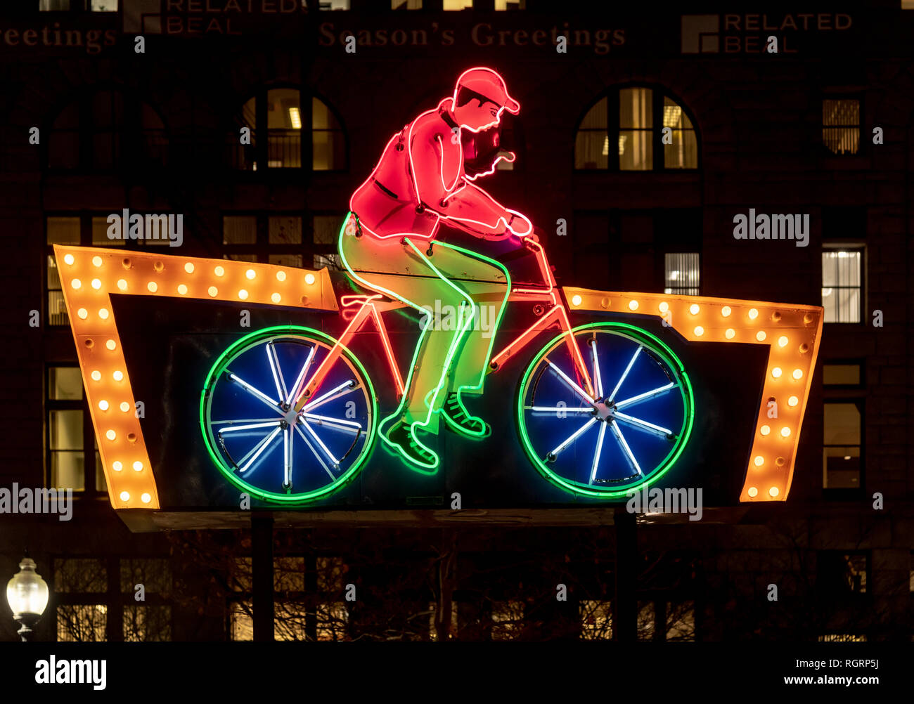Radfahren Mann animierte, beleuchtete Leuchtreklame Schuß in der Nacht mal in Boston, haltbar, zusammen mit anderen auf Rose Fitzgerald Kennedy Greenway. Stockfoto