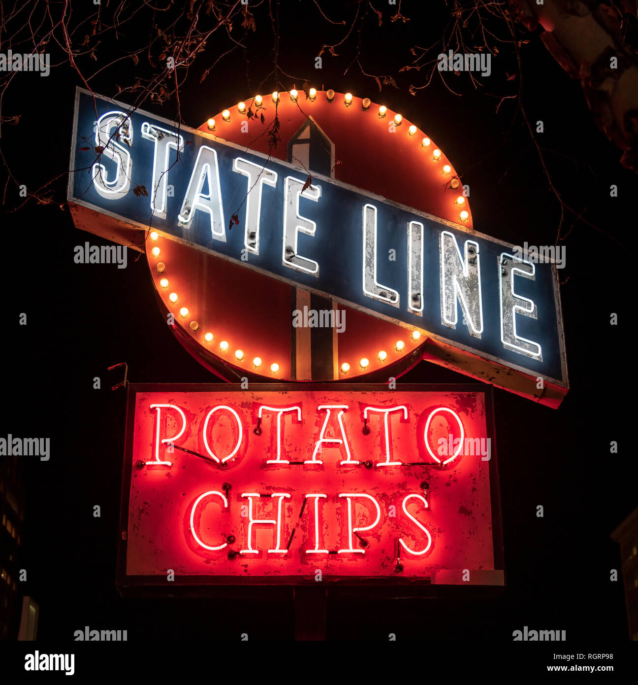 State Line, Kartoffelchips ist eine alte Fabrik Leuchtreklame. Schuß in der Nacht mal in Boston, konserviert mit anderen auf Rose Fitzgerald Kennedy Greenway. Stockfoto