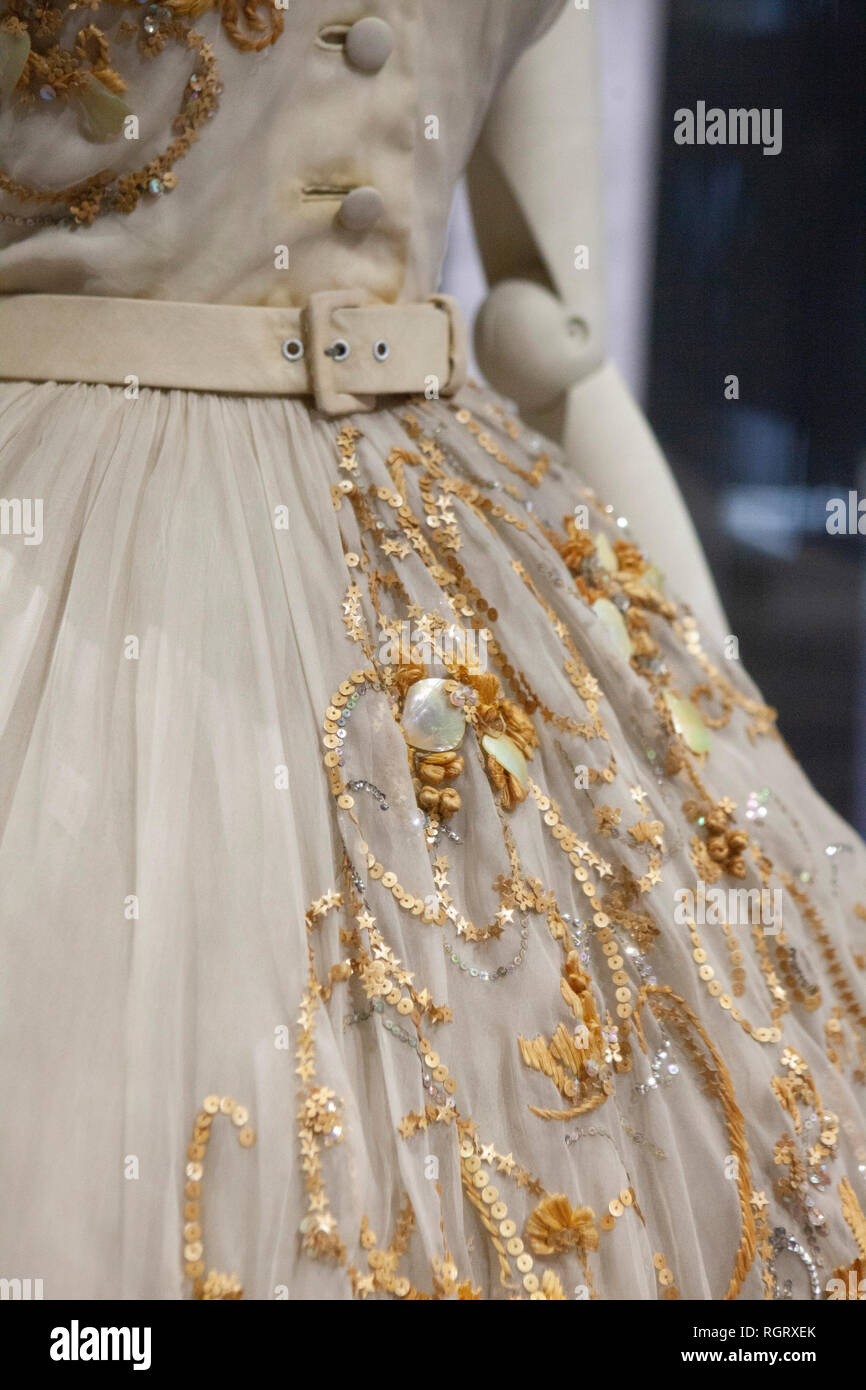Ein besticktes Kleid für und getragen von Prinzessin Margaret zu ihrem 21. Geburtstag im "Christian Dior: Designer of Dreams" Ausstellung in der Stockfoto
