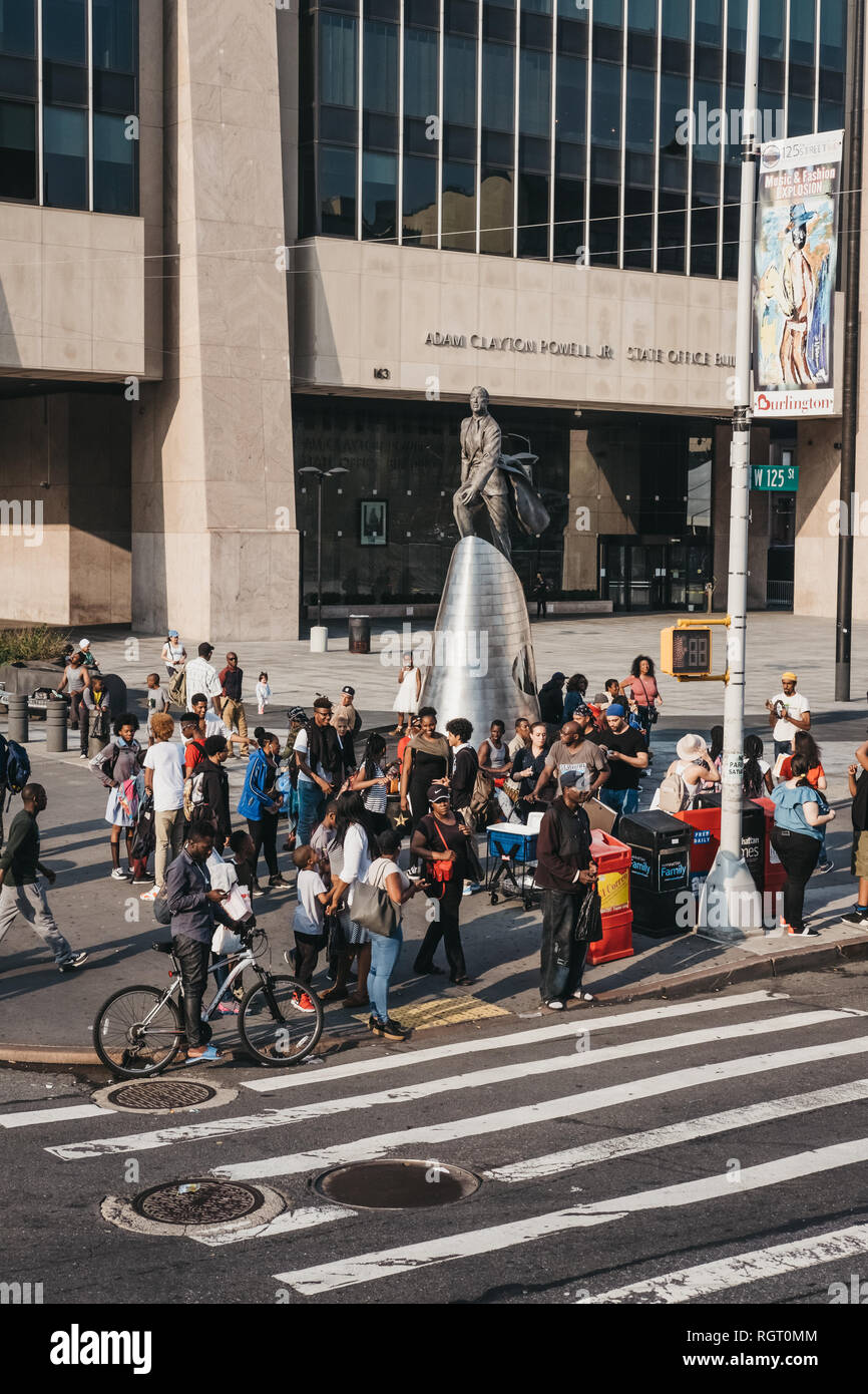 New York, USA - Juni 01, 2018: Die Leute von der Statue von Adam Clayton Powell Jr. in Harlem, NYC. Seit 1920 s Harlem ist einer der wichtigsten afrikanischen amerikanischen Resident Stockfoto