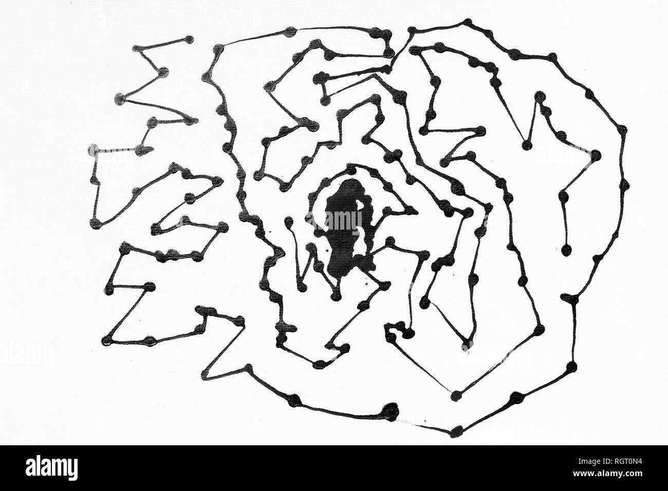 Abstrakte schwarze Tinte spritzen auf weißem Papier. Grunge texturierte für abstrakte Standardvorlage. Schwarze Flüssigkeit spritzte auf weißem Hintergrund. Stockfoto