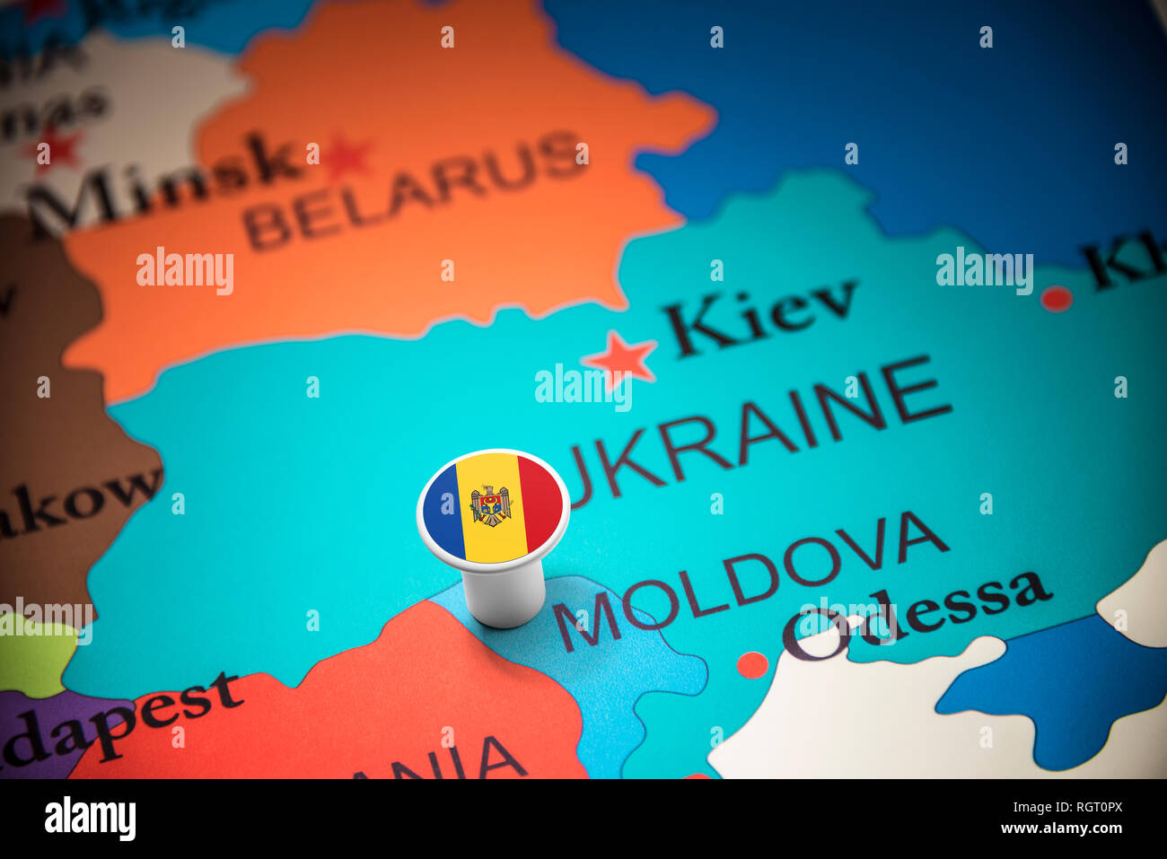 Die Republik Moldau, die mit einem Fähnchen auf der Karte Stockfoto