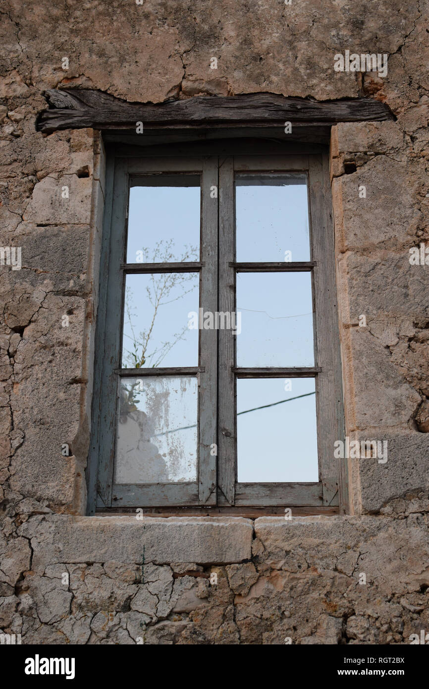 Steinmauer und alte Fenster mit Holz- Sturz in verlassenen Haus. Stockfoto
