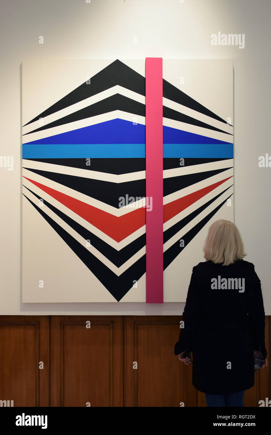 Athen, Griechenland - Dezember 7, 2018: Gast auf der Suche nach modernen geometrischen Gemälde von Opieren Zouni (1941 - 2008) städtische Galerie. Stockfoto