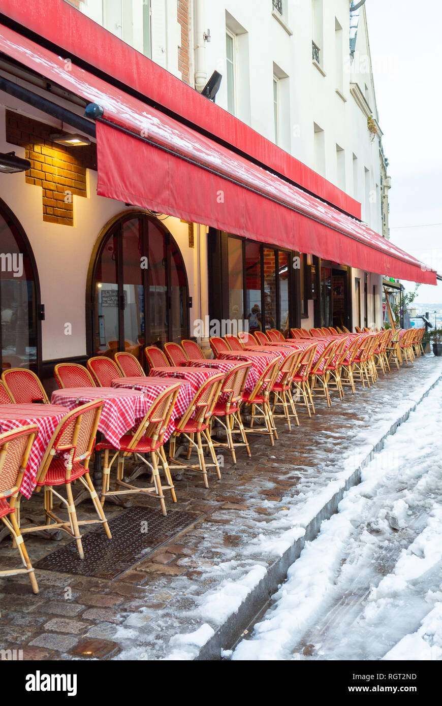 Ein Pariser Cafe in der Straße von Montmartre unter Schnee, Paris, Frankreich Stockfoto