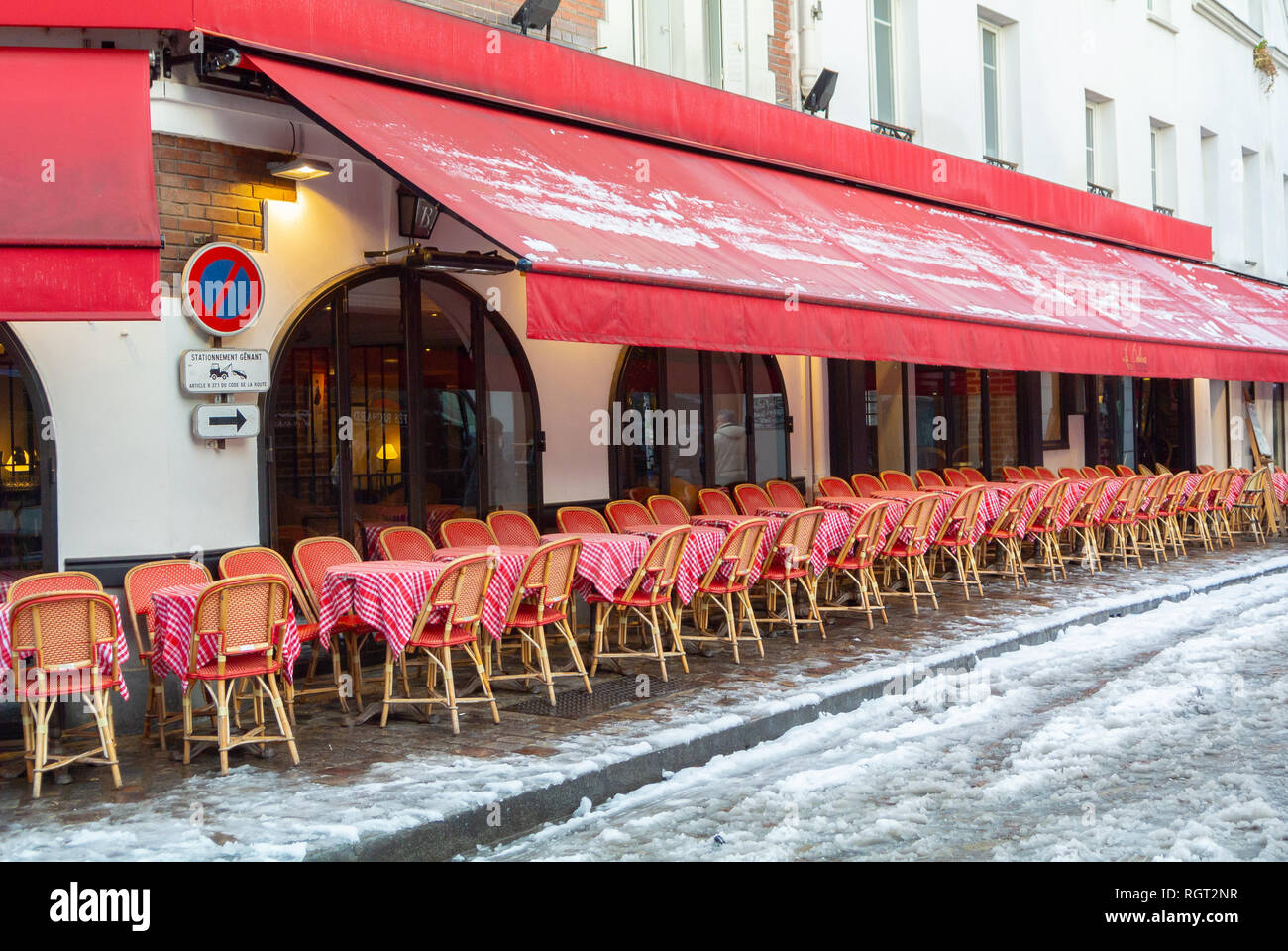 Ein Pariser Cafe in der Straße von Montmartre unter Schnee, Paris, Frankreich Stockfoto