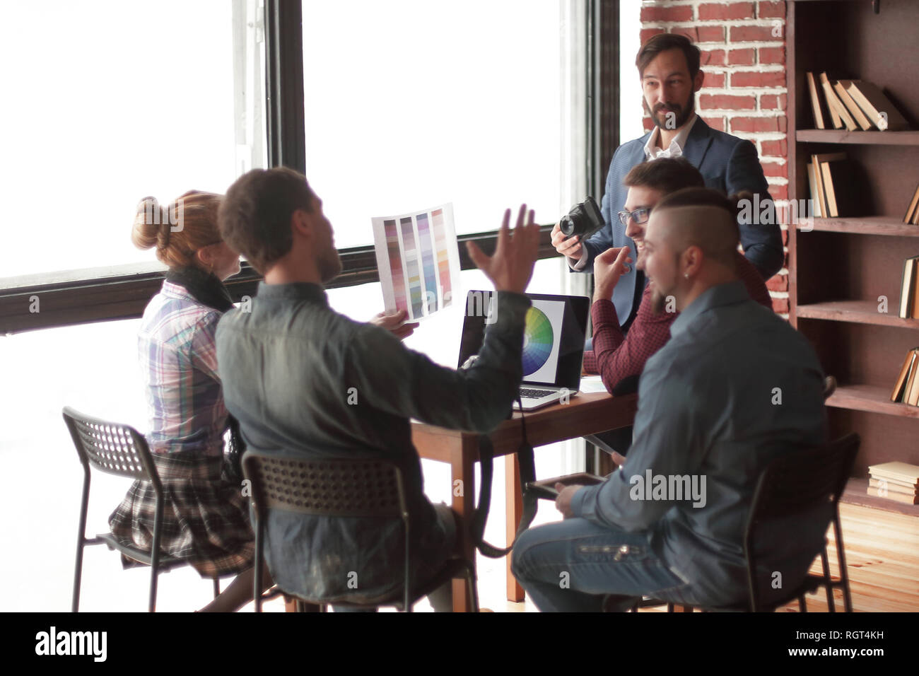 Texter diskutieren die Farbpalette im Studio. Stockfoto
