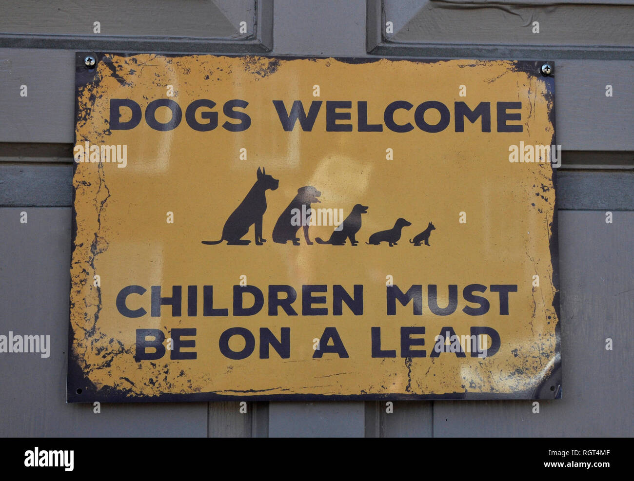 Humorvoll anmelden Hunde Haustür "Willkommen" Stockfoto