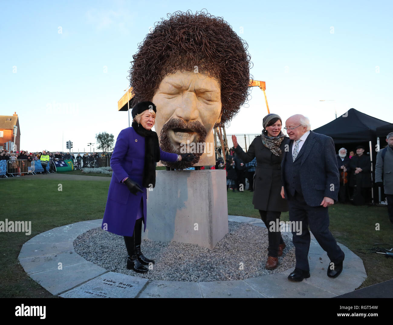 Michael D. Higgins und seine Frau Sabina Coyne, mit Künstler Klute, enthüllen eine Statue von Luke Kelly Sheriff Street in Dublin, einer von zwei vorgestellt, die für die Gründer Mitglied der Dubliners. Stockfoto