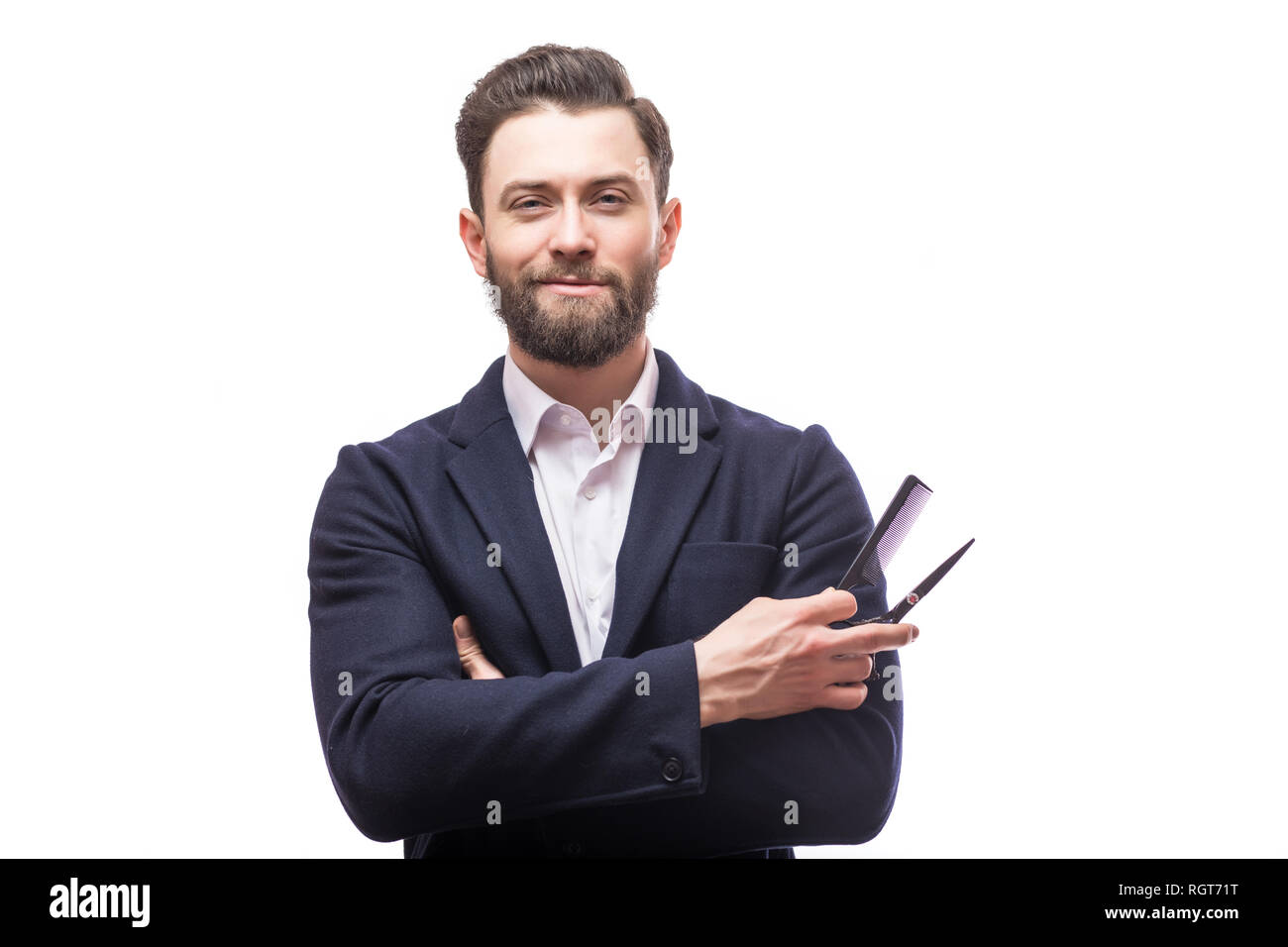 Bärtiger Mann brutal kaukasischen Hipster mit Schnurrbart holding Friseur Schere und Rasiermesser auf weißem Hintergrund. Mens Haarschnitt in Friseur- sh Stockfoto