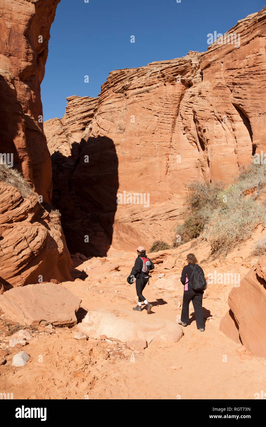 Navajo Führer und Frau Wanderer in Slot Canyon in Page, Arizona Stockfoto