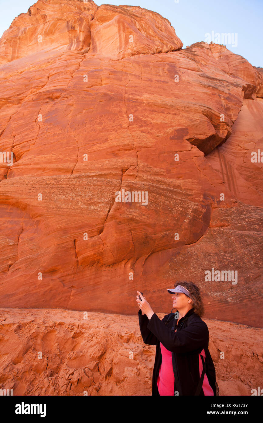 Frau Wanderer unter Phone Bilder Stockfoto