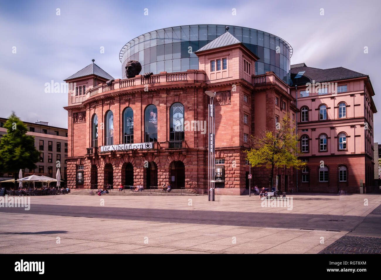 Mainz, Deutschland, 21. Mai 2018: Staatstheater gegen verwackelte Wolken Stockfoto