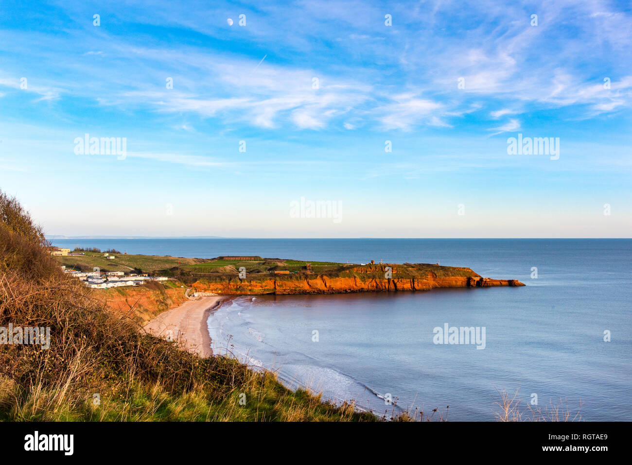 EXMOUTH, Devon, Großbritannien - 17 Jan 2019: Blick auf Sandy Bay und die Trias aus rotem Sandstein Straight Point, die Teil des Devon Cliffs Holiday Park. Stockfoto