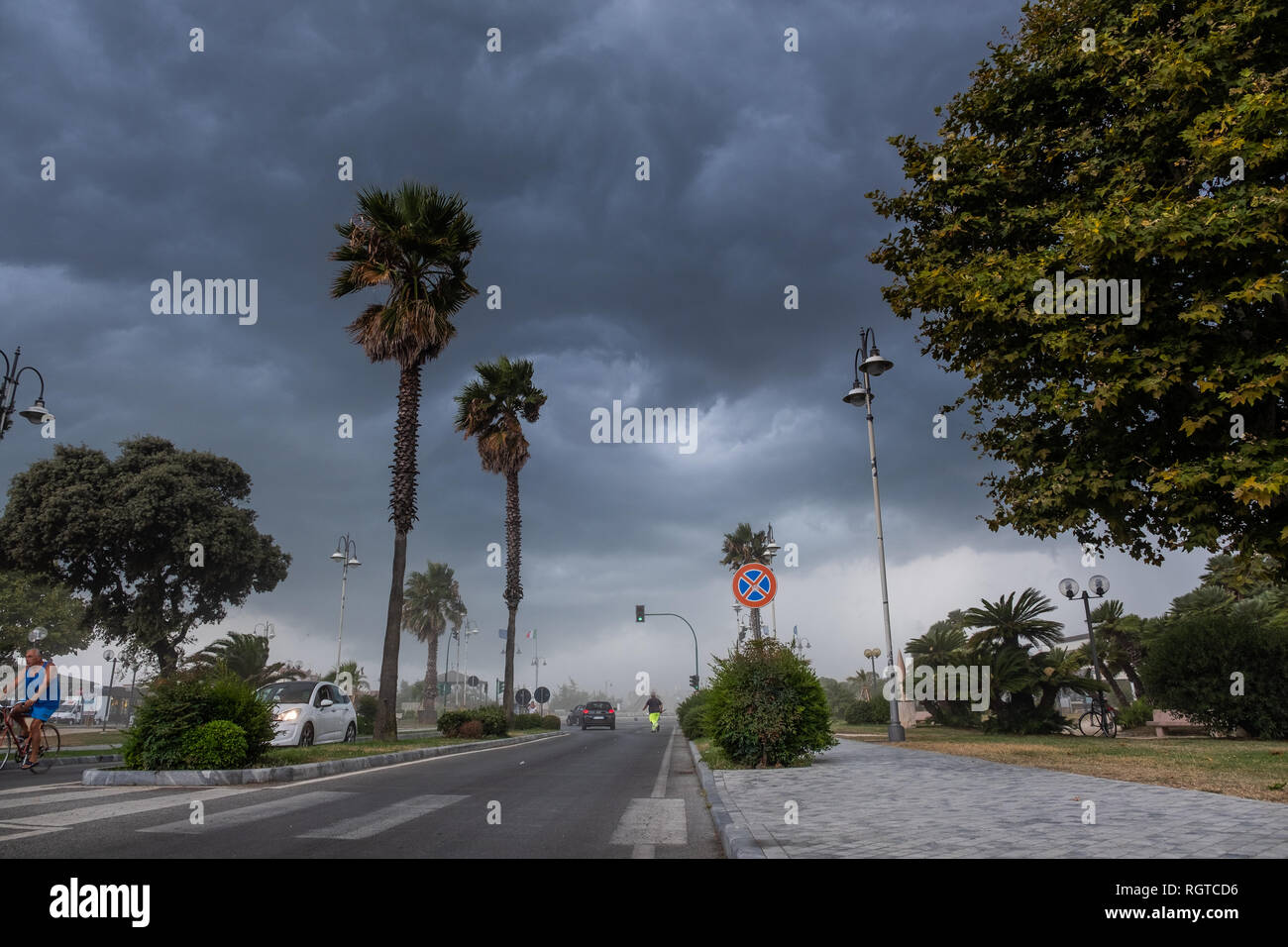 TONFANO, Lucca, Italien - 13 AUGUST 2018: Tonfano, einer Stadt am Meer mit Stränden am Meer, Badende zurück von den Stränden vor dem Sturm Stockfoto