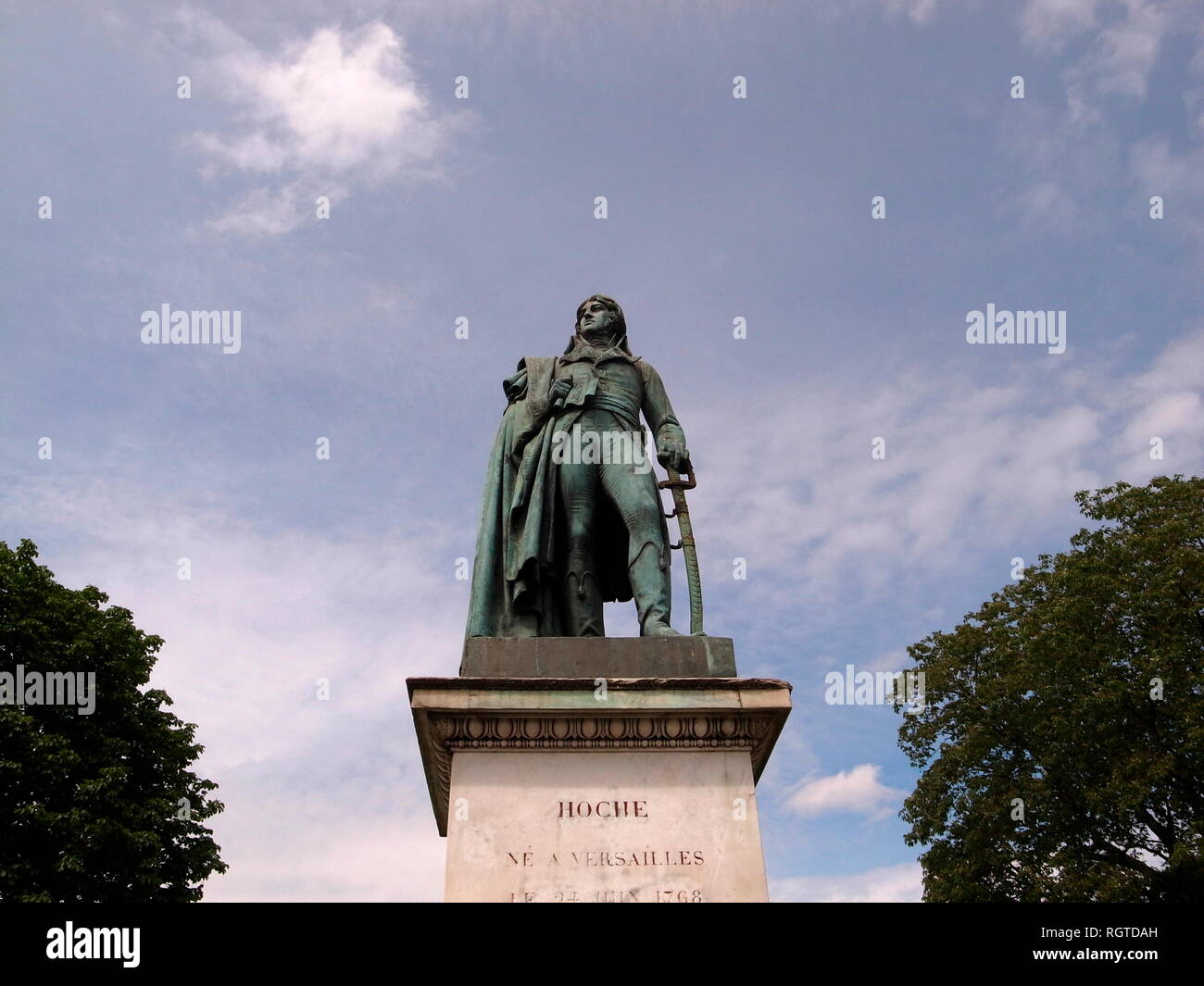 AJAXNETPHOTO. 2012. VERSAILLES, Frankreich. - Jugendliche allgemein - BRONZESTATUE VON SOLDAT UND GENERAL LOUIS LAZARE HOCHE (1768-1797) IM GARTEN DES HOCHE. Foto: Jonathan Eastland/AJAX REF: GR3 121506 13683 Stockfoto