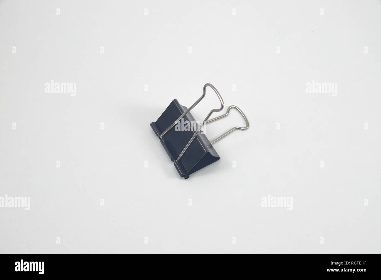 Große schwarze Klammer für Papier verbindlich Stockfoto
