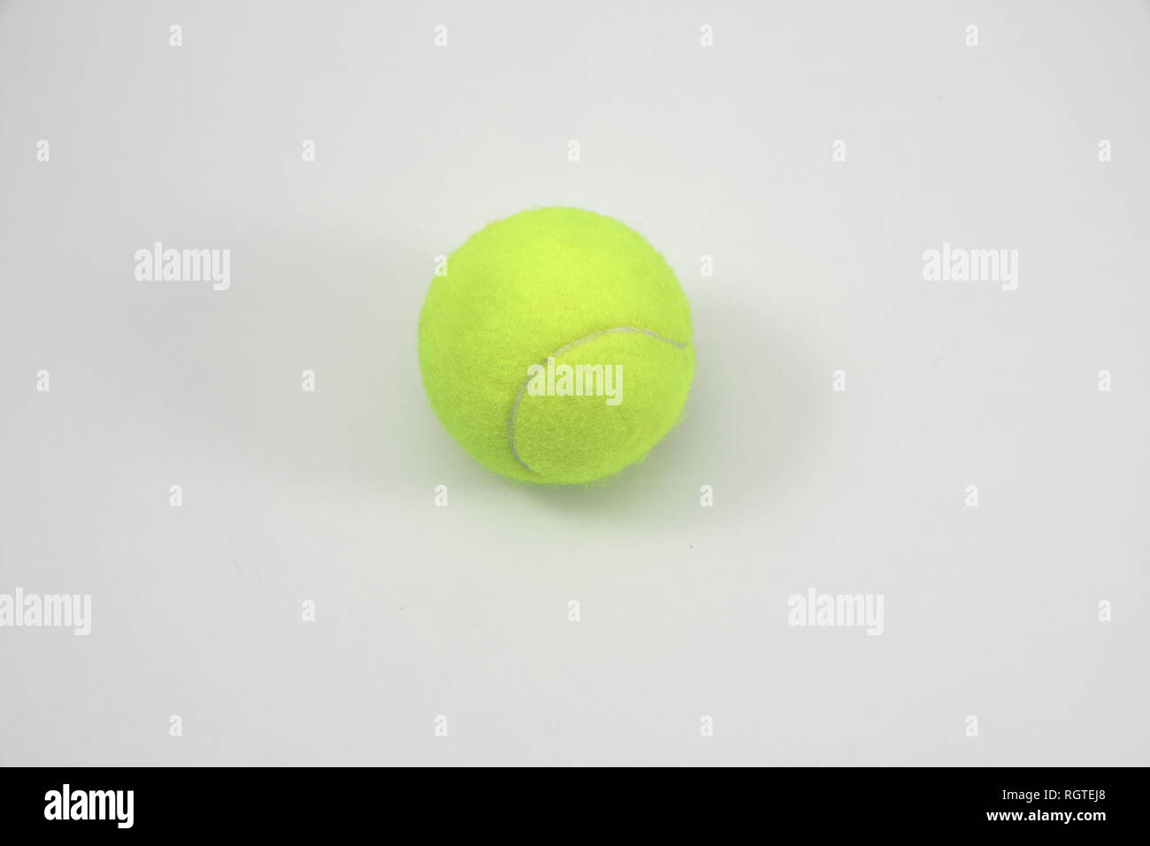 Einzelne weiße Tennisball auf weißem Hintergrund Stockfoto