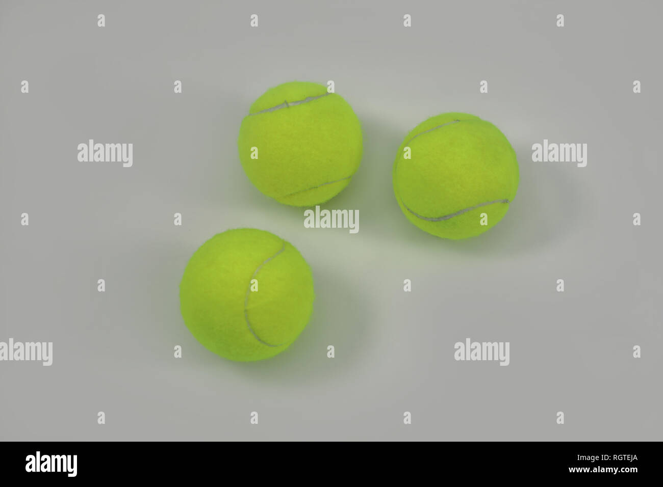Der neue, saubere Tennisbälle auf weißem Hintergrund Stockfoto