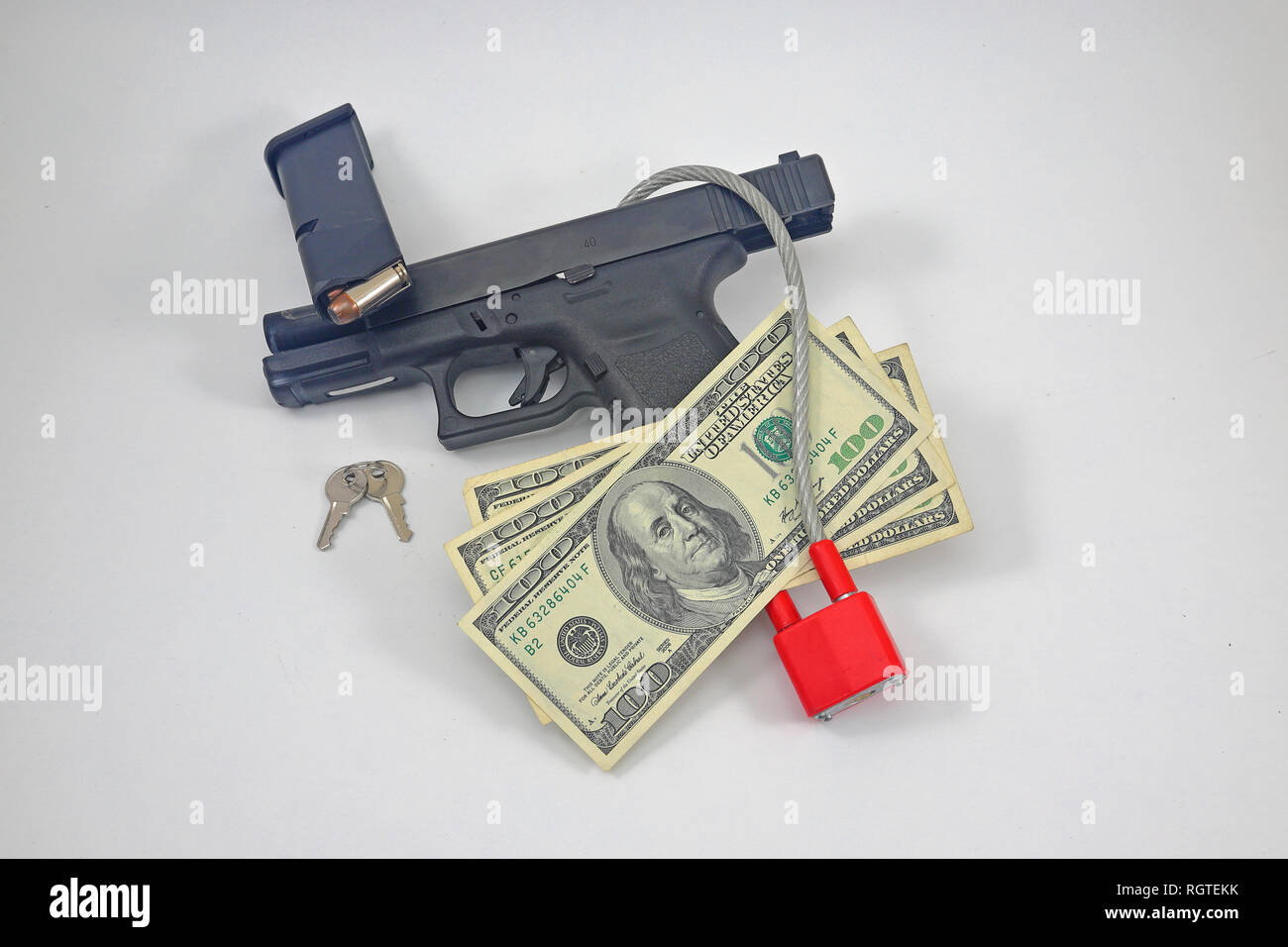 Pistole mit Schloss, Munition, Magazine, und uns Geld Währung Stockfoto