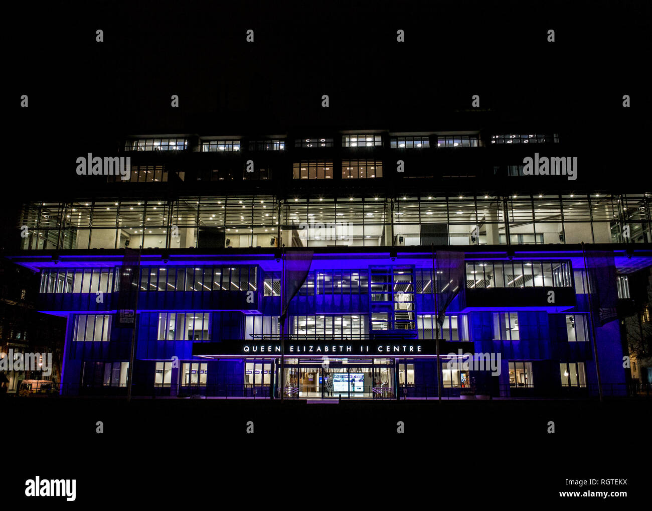 Beleuchtete Queen Elizabeth II Conference Centre in der Nacht. Königin Elizabeth II Centre, Konferenzraum, Westminster, London, Nacht Foto Stockfoto