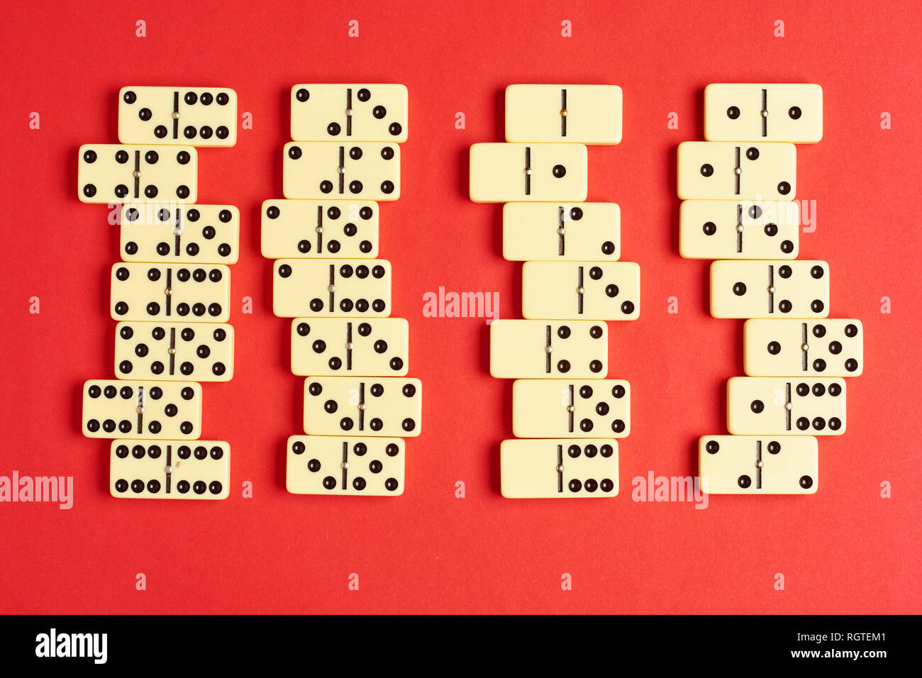 Flach Konzept. Gesellschaftsspiele Publikationen. Domino Stücke auf dem roten Hintergrund mit kopieren. Stockfoto