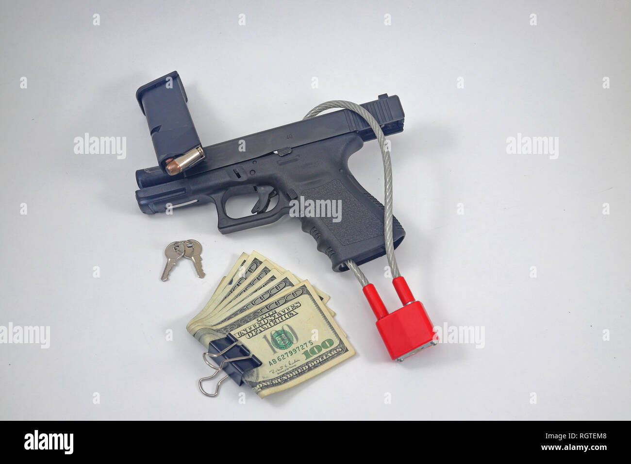 Pistole mit Verriegelung, offenen Kammer und cash Geld Stockfoto
