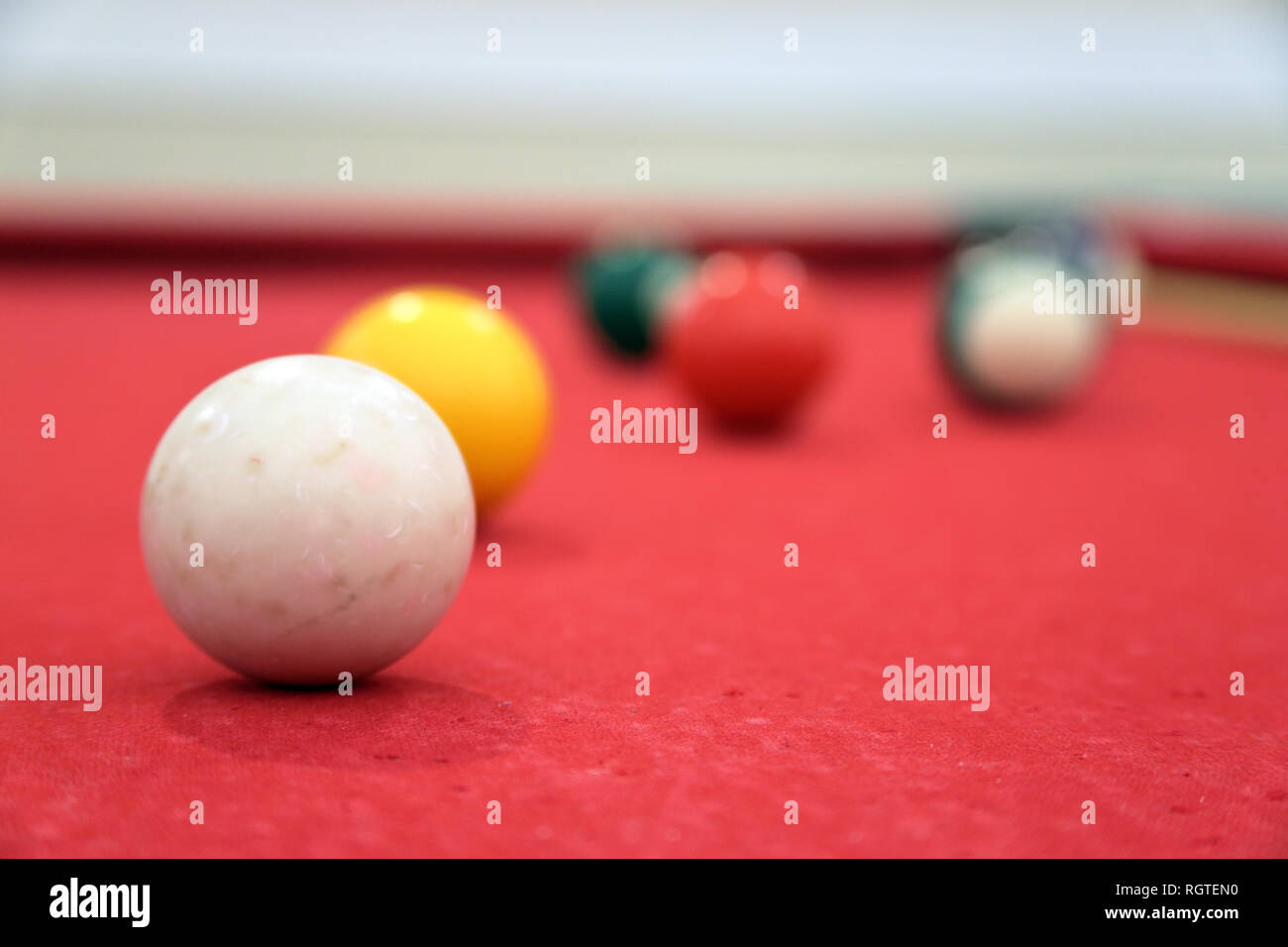 Red Billard Billardtisch mit Kugeln close-up Stockfoto
