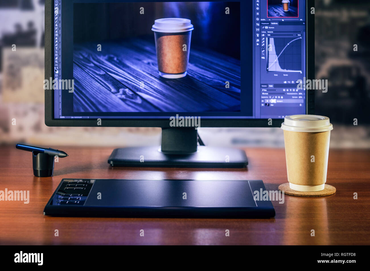 Desktop Ansicht von vorne. Computer Graphics Tablet Tasse Kaffee. Konzept für die Website Banner, Mockup, Hintergrund, Präsentation und Marketing Material Stockfoto