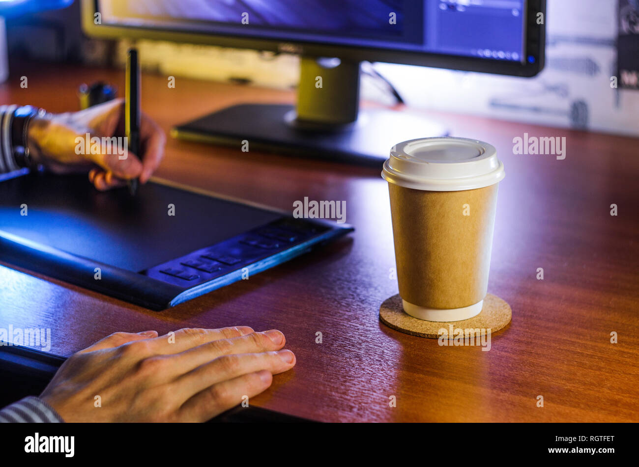 Pc von der Seite. Computer Graphics Tablet Tasse Kaffee. Konzept für die Website Banner, Mockup, Hintergrund, Präsentation und Marketing Material Stockfoto