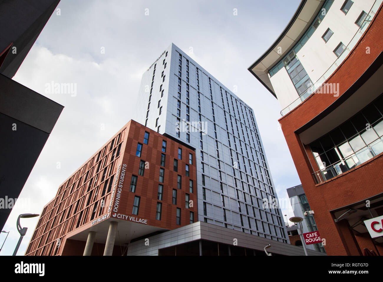 Moderne Geschäfte, Büros und Wohnungen in der Belgrader Plaza von Coventry Stockfoto