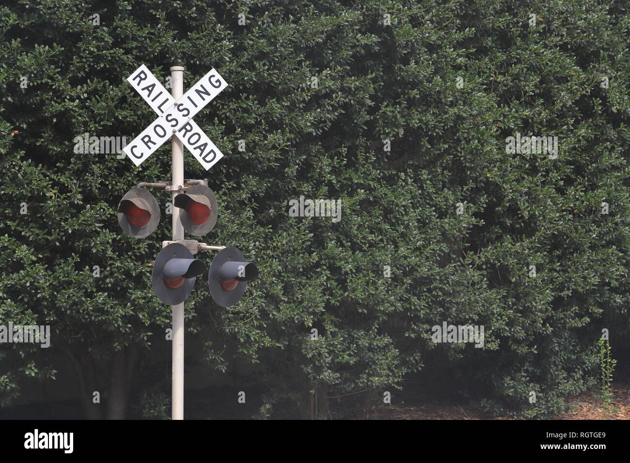 Atlanta, GA/USA - Juli 17, 2018: Bahnübergang Zeichen und Signal Stockfoto