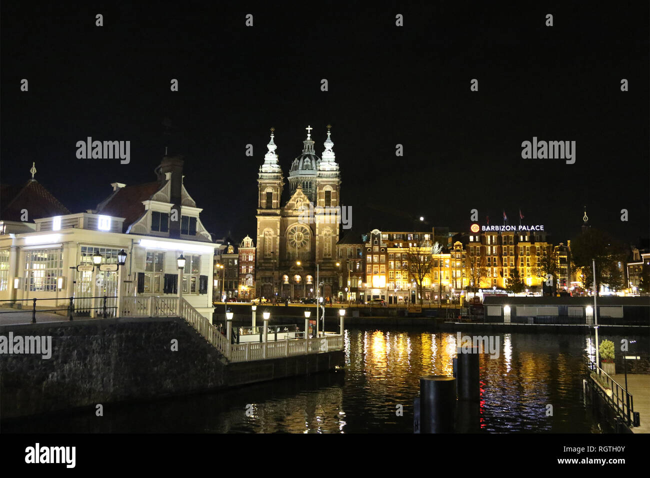 Der Basilika des Heiligen Nikolaus in der Nacht im alten Zentrum von Amsterdam, Niederlande gelegen, ganz in der Nähe des Amsterdam Hauptbahnhof. Es ist die Stadt der Römisch-katholischen Kirche. Stockfoto
