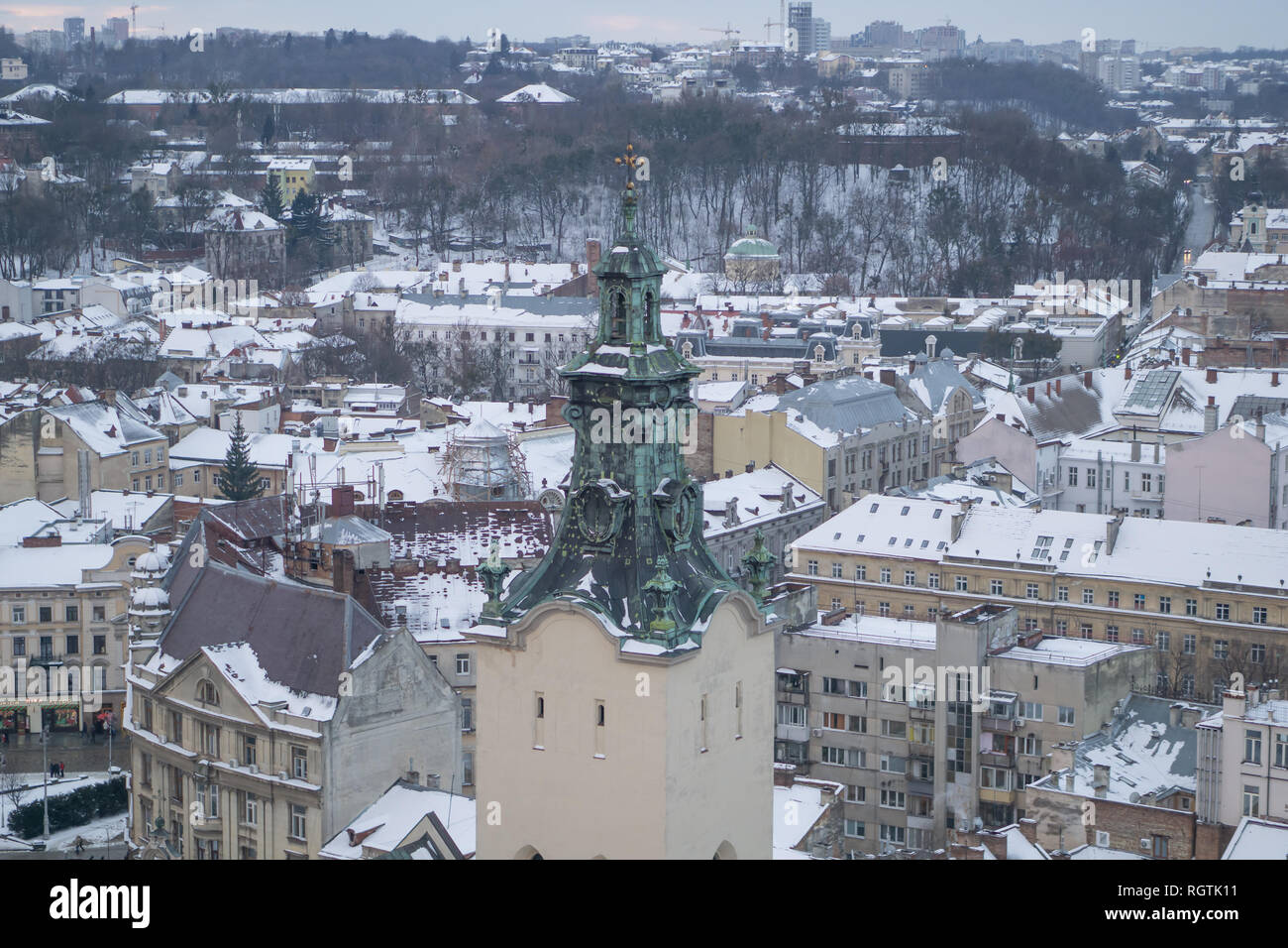Nach oben Blick aus dem Rathaus auf Häuser in Lviv, Ukraine. Von Lemberg Blick aus der Vogelperspektive. Lemberg Altstadt von oben. Die Dächer der Altstadt. Stockfoto