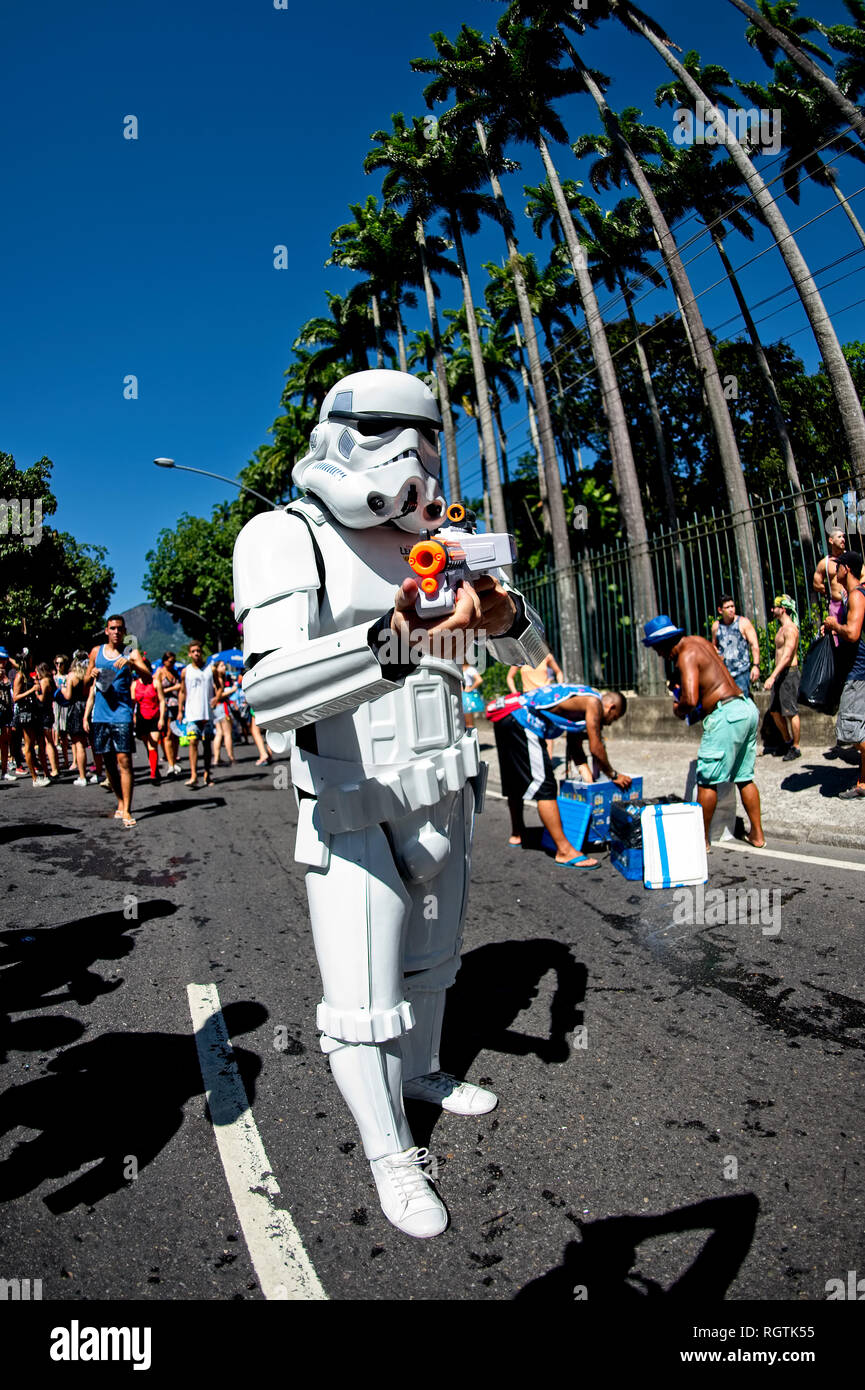 Südamerika, Brasilien - 12. Februar 2017: Kostümierte Nachtschwärmer wird  real life Star Wars Soldat während der vor-Karneval Straßenfest in Rio de  Janeiro Stockfotografie - Alamy