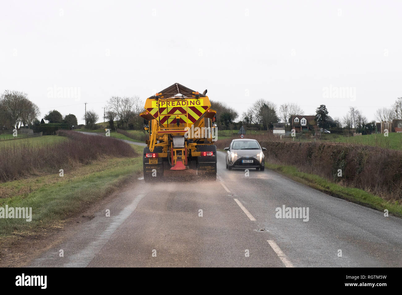 Ein Lkw verteilt Grit auf Landstraßen in Feckenham, in Worcestershire, Großbritannien, in der Vorbereitung für Schnee und Eis im Laufe des Tages erwartet. Stockfoto