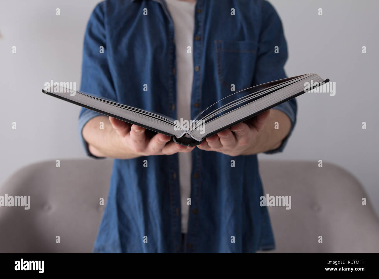 Junge Holding breite Buch öffnen. Stockfoto