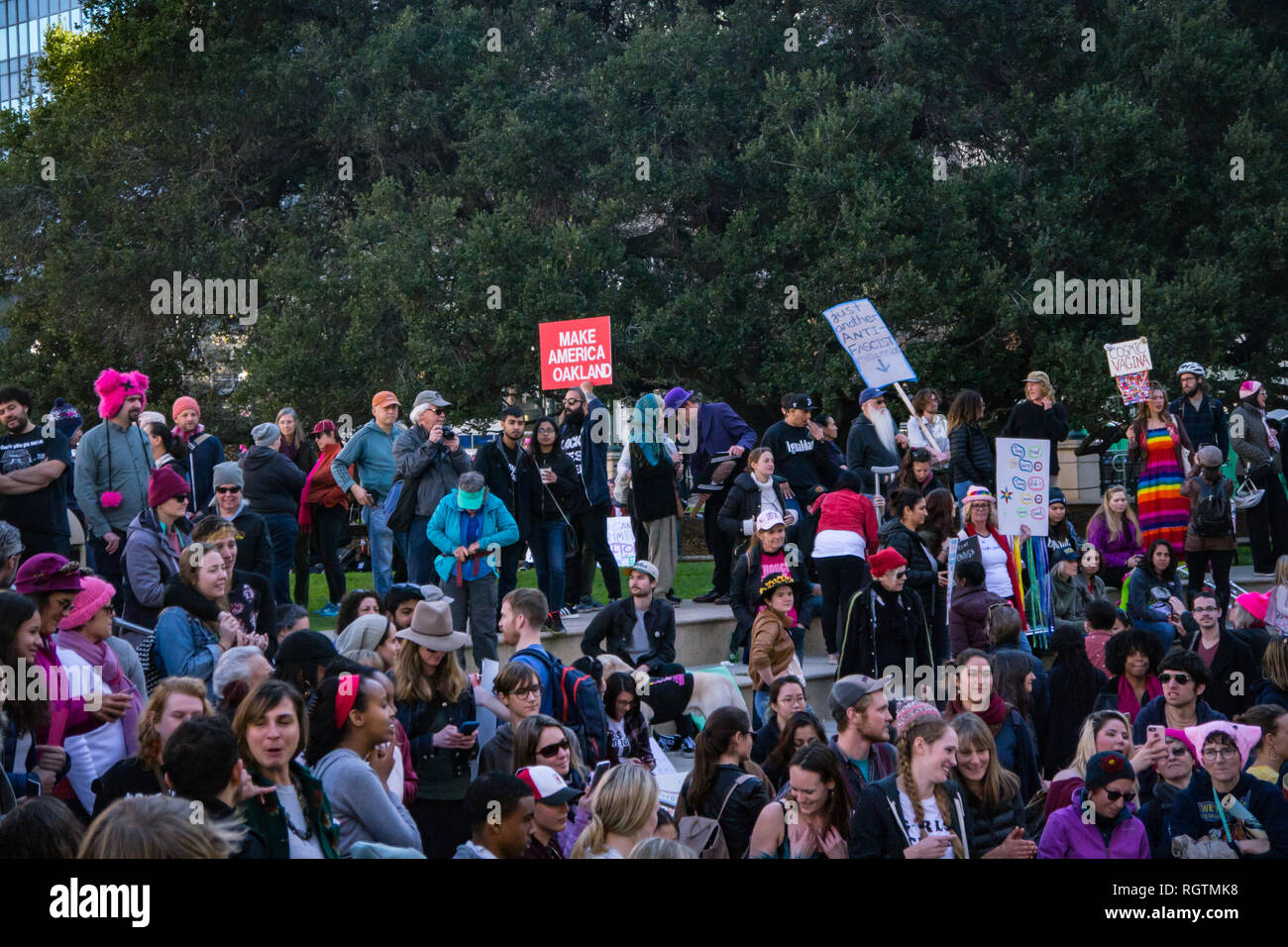 OAKLAND, CA/USA - Januar 20, 2018: Unbekannter Teilnehmer in einem Park im März bei den Frauen. Zeichen lesen 'Make America Oakland' und 'Nur Ein Weiteres Anti Stockfoto