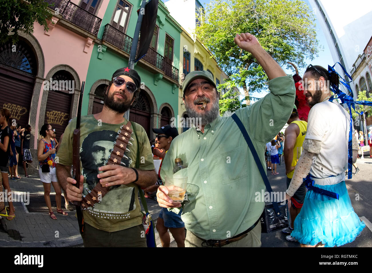 Brasilien - 19. Februar 2017: Nachtschwärmer nehmen an einer Parade auf der Straße, während eines Pre-Karneval in der Innenstadt von Rio de Janeiro. Stockfoto