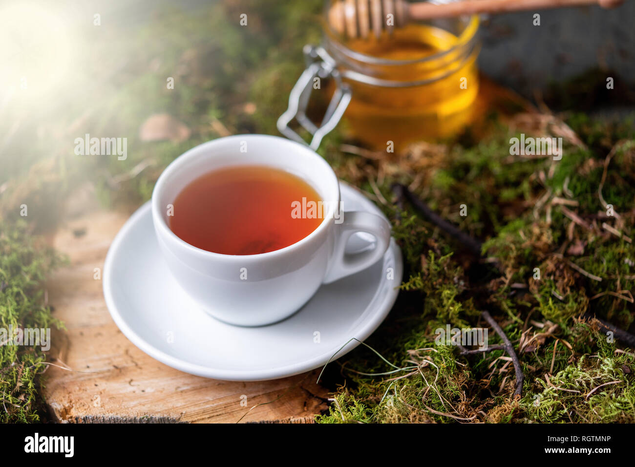 Nahaufnahme Von Tasse Tee Mit Zitrone Ingwer Und Honig Auf Holz Und Moos Im Wald Konzept Der Naturlichen Hustenmittel Heilung Und Behandlung Trinken Stockfotografie Alamy