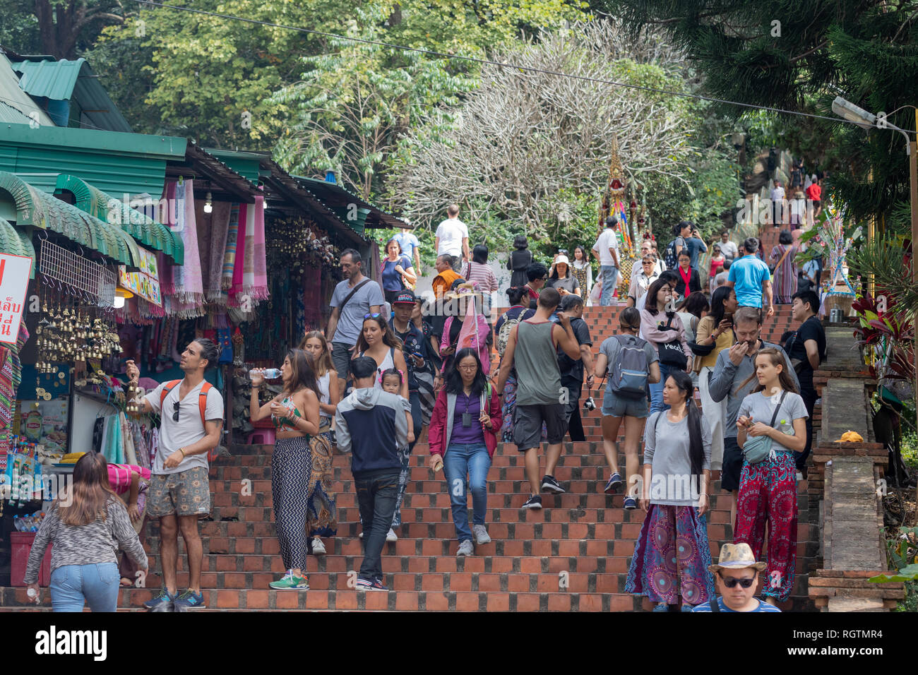 Mueang Chiang Mai, Chiang Mai, Thailand - 07. Januar 2019: Menschenmenge, die zu einem Tempel in Thailand aufläuft Stockfoto