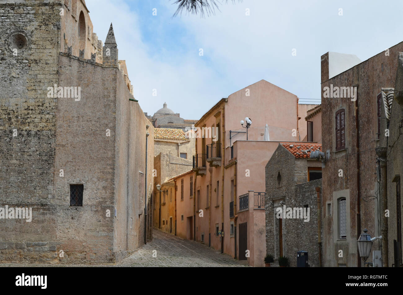 Straßen mit Kopfsteinpflaster in der Altstadt von Erice, in der Nähe von Trapani, Sizilien (Italien) Stockfoto