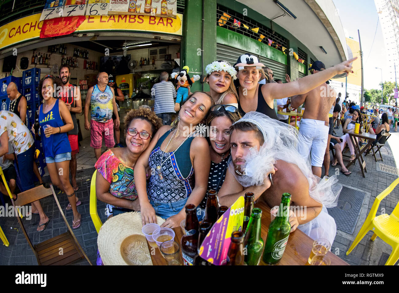 Südamerika, Brasilien - 19. Februar 2017: Freunde mit viel Spaß während der vor-Karneval in der Innenstadt von Rio de Janeiro. Stockfoto