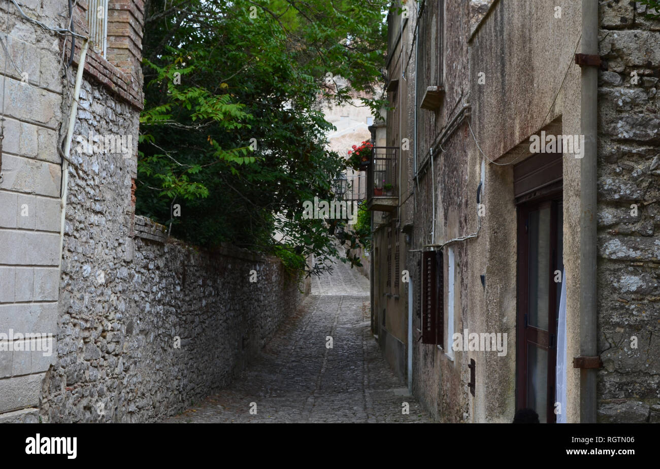 Straßen mit Kopfsteinpflaster in der Altstadt von Erice, in der Nähe von Trapani, Sizilien (Italien) Stockfoto