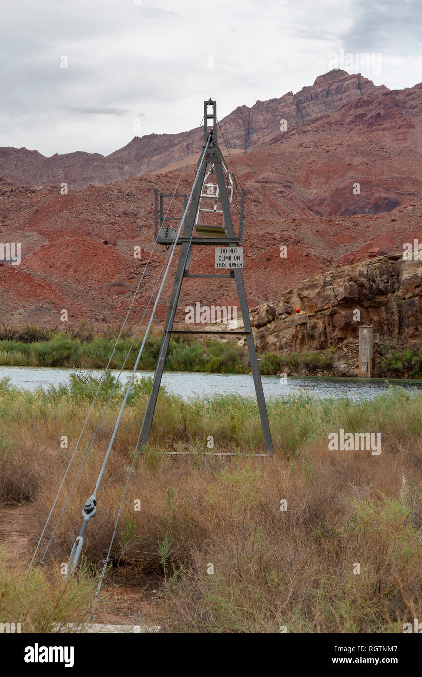 Überfahrt mit der Fähre Turm und Wiege in der Nähe des Lee Fähre Siedlung, Glen Canyon Recreation Area, Florida, USA. Stockfoto