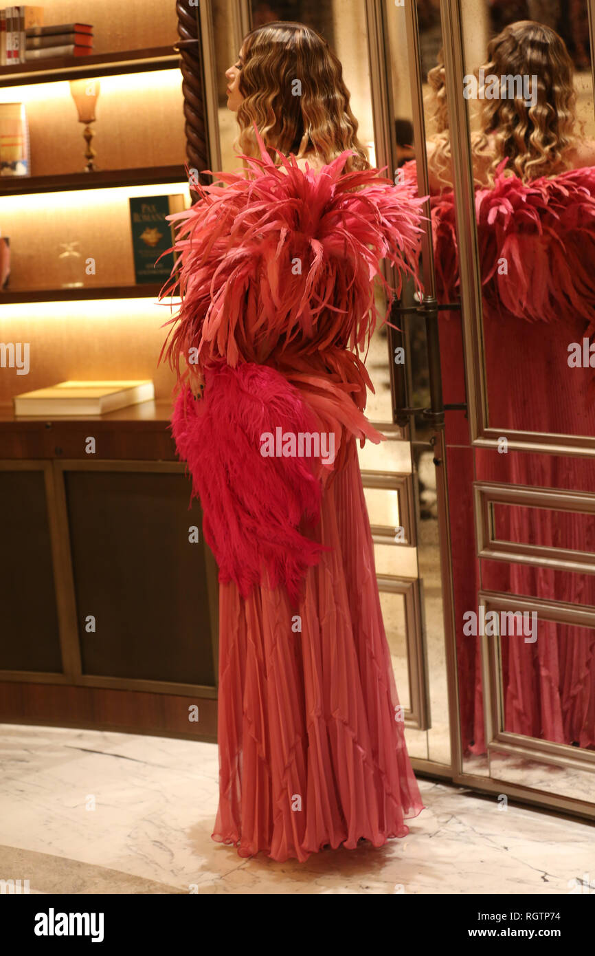 Rom, Italien, 26. Januar 2018: Ein model präsentiert eine Kreation aus der Kapsel Sammlung vom italienischen Designer Anton Giulio Grande während Alta Roma Stockfoto