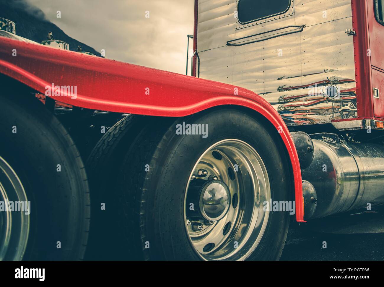 Semi Truck Heavy Duty Reifen und verchromten Leichtmetallfelgen. Das Fahren in einem starken Regen. Moderne Lastwagen Hinterräder des Schleppers. Automobilindustrie. Stockfoto