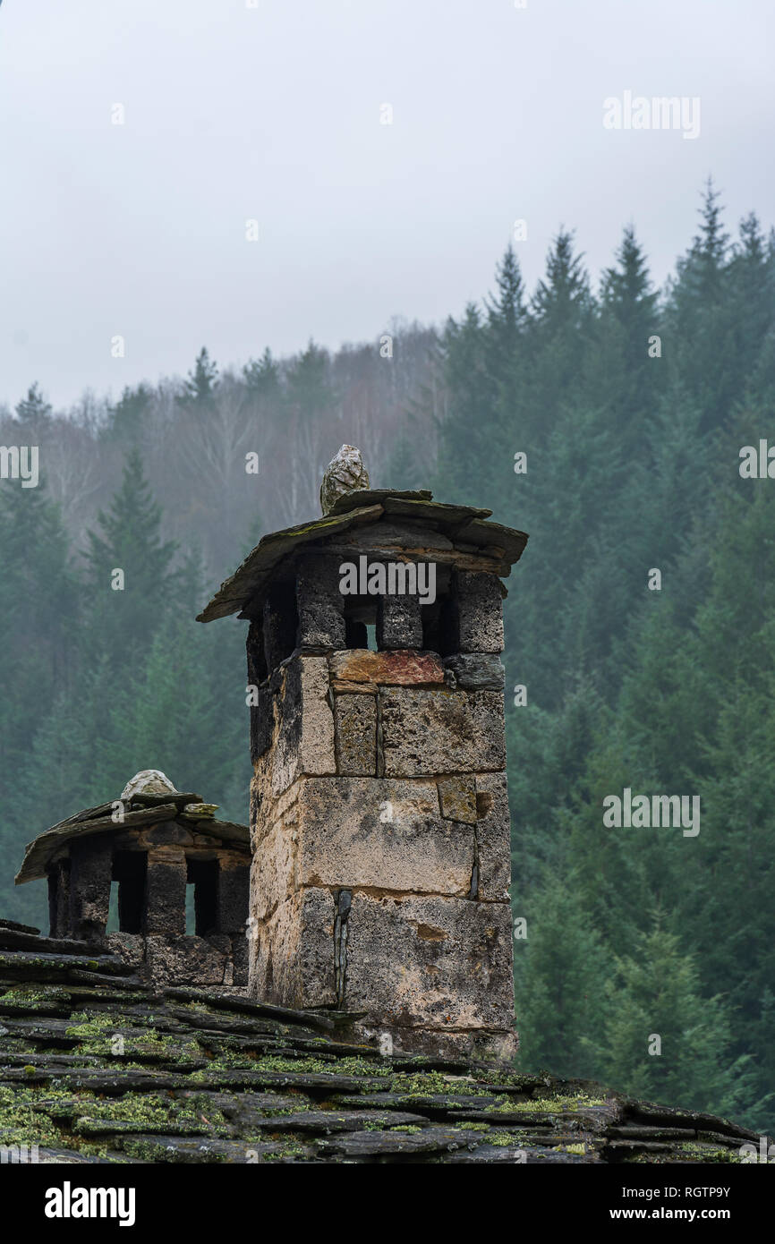 Schornstein der alten Haus in architektonischen und historischen Reserve von Dorf im Kosovo, Bulgarien Stockfoto